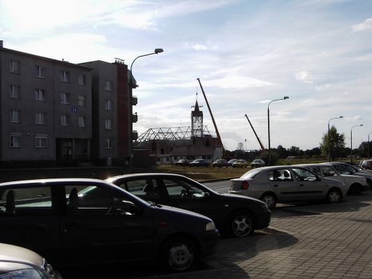 Ulica Jana Pawła II
Zdjęcie zostało wykonane podczas montażu pierwszej wieży na kościele św. Wojciecha (co widoczne jest w centralnej części fotografii).
Słowa kluczowe: Podolszyce Południe ulica Jana Pawła II kościół św. Wojciecha