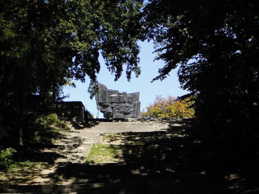 Widok na pomnik poety W. Broniewskiego
Zdjęcie zostało wykonane od strony ul. Mostowej.
Słowa kluczowe: pomnik Broniewskiego