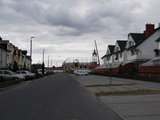 Ulica Czerwonych Kosynierów
W centrum widoczny jest kościół św. Wojciecha w budowie (w trakcie montażu pierwszej wieży).
Słowa kluczowe: ulica Czerwonych Kosynierów kościół św. Wojciecha