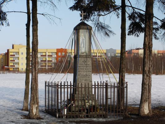 Przydrożna kapliczka z 1958 r.
Kapliczka mieści się nieopodal bloku przy ul. Jana Pawła II 21.
Słowa kluczowe: Podolszyce Południe kapliczka
