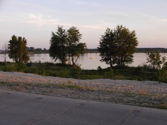 Widok na Wisłę w rejonie Zalewu Sobótka
W centralnej części zdjęcia widoczna jest motorówka.
Słowa kluczowe: Wisła