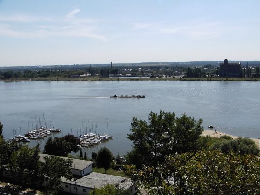 Widok na Wisłę, przystań jachtową oraz osiedle Radziwie
W centralnej części zdjęcia widoczna jest pogłębiarka.
Słowa kluczowe: Wisła przystań Radziwie pogłębiarka