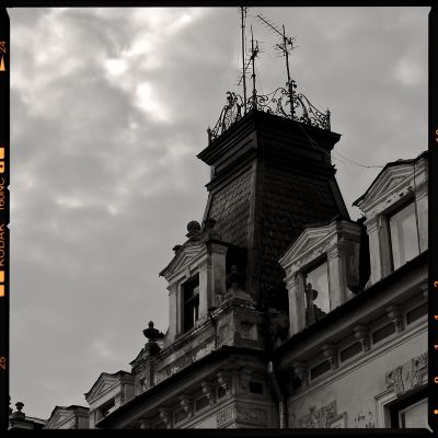 Kolegialna 28
19 wieczna kamienica w okresie międzywojennym należaca do rodziny Jaworskich, tu także znajdowało się Żydowskie Koedukacyjne Gimnazjum Humanistyczne, obecnie budynek w fatalnym stanie
Słowa kluczowe: Kolegialna, kamienice, Jaworski, Żydzi, ŻKGH, gimnazjum