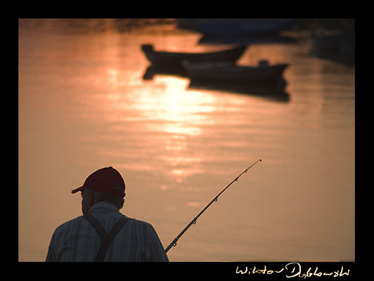 Rybak łowiący w Wiśle w okolicach przystani.
Swoją drogą kto te ryby jada?
Słowa kluczowe: Wisła, rybak, przystań