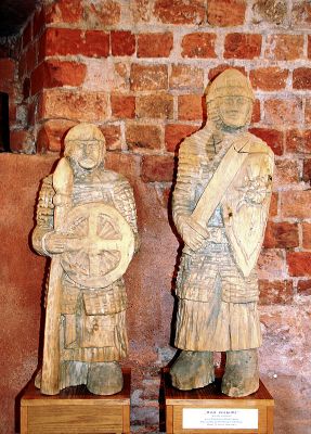 "Woje Bolkowe"
Rzeżby wykonane przez Eugeniusza Płacheckiego. Dar dla Muzeum Szkolnego.
