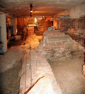 Muzeum - L.O. im. St. Małachowskiego.
7 maja 1980r otwarto muzeum L.O. im. Marszałka Stanisława Małachowskiego. Zlokalizowano je w romańsko- gotyckiej ponawowej części kolegiaty, obok fundamentów XIII i XIV- wiecznych absyd i XV- wiecznej wieży. W muzeum eksponowane są pamiątki z przeszłości szkoły.
