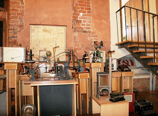 Muzeum - L.O. im. St. Małachowskiego.
Muzeum eksponuje także pomoce dydaktyczne, uczniowskie i szkolne: horyzontarium, busola Adrianowa, telurium, wirownica, mikroskopy, mapy, lampa Rentgena. Ekspozycja liczy około 300 pozycji.
