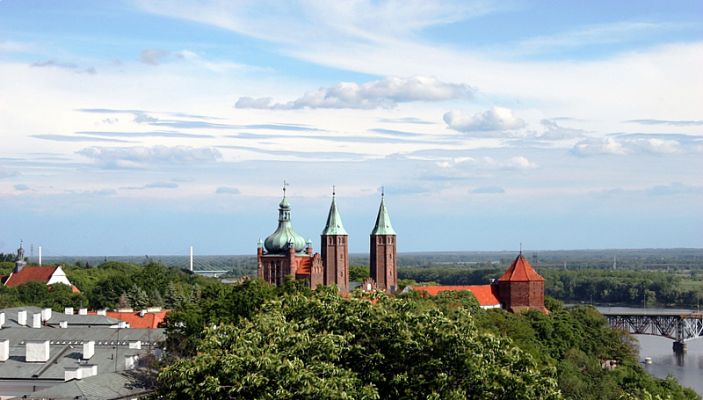 Widok na Wzgórze Tumskie z wieży obserwatorium astronomicznego.
