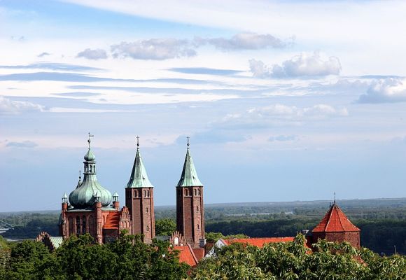 Widok na Wzgórze Tumskie z wieży obserwatorium astronomicznego.
