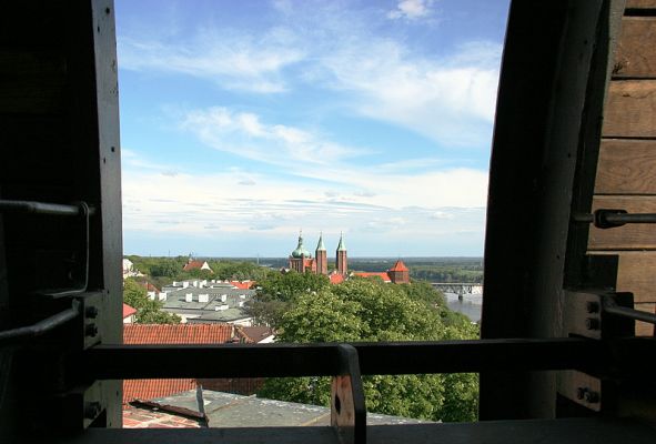 Widok na Wzgórze Tumskie z wieży obserwatorium astronomicznego.
Obserwatorium (dawniej kościół św. Michała) - L.O. im. Marszałka Stanisława Małachowskiego.
