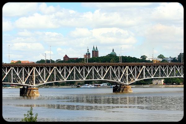 Widok Wzgórza Tumskiego i mostu.
odpowiedż na zdjęcie nocne oczekujące w poczekalni.
