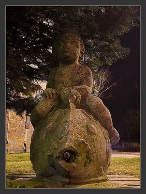 Amorek i rybka na nocnej randce
detal
