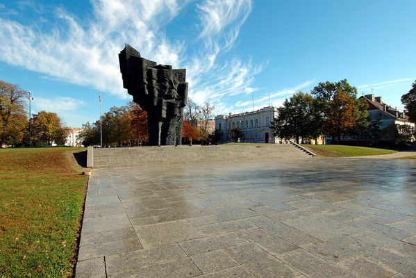 Broniewski  z Tumskiej spogląda góry.
