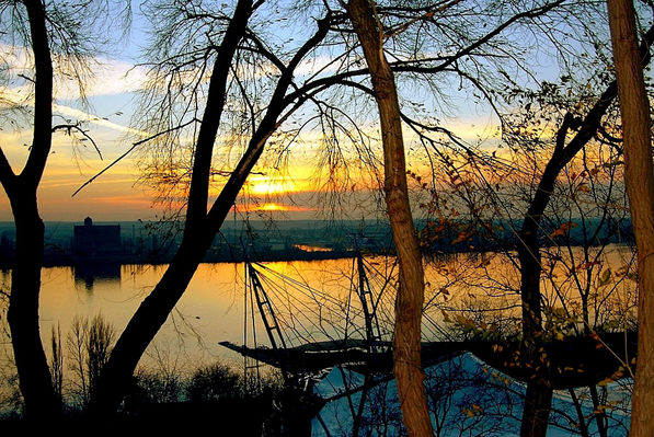 WISŁA o zachodzie słońca.
