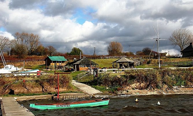 Przystań żeglarska nad Wisłą .
