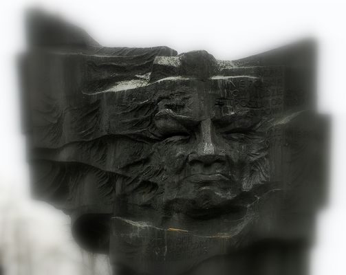 Fragment pomnika Władysława Broniewskiego.
