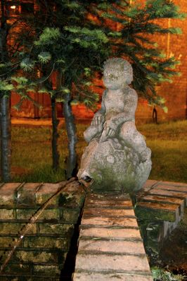 Amorek i jego rybka.
Rzeżby ozdabiają fontannę na placu przed Wieżą Ciśnień.
Słowa kluczowe: Zdjęcie zrobione bez statywu.