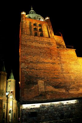 Wieża Zegarowa i fragment Płockiej Katedry.
Słowa kluczowe: Zdjęcie zrobione bez statywu.