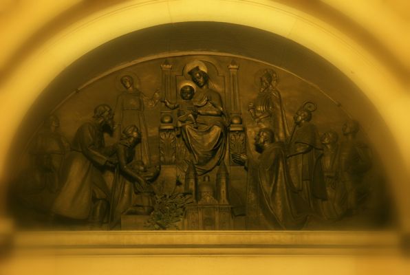 Katedra .
Płaskorzeżba nad wejściem głównym do Katedry.
Słowa kluczowe: Zdjęcie zrobione bez statywu.