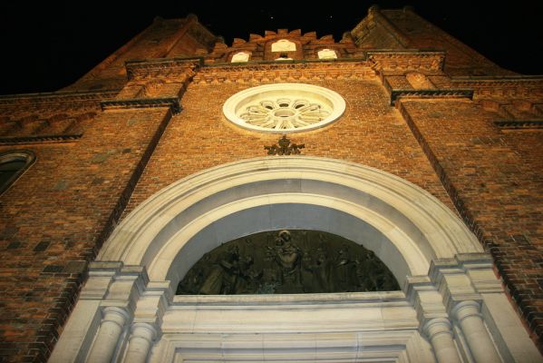 Katedra nocą pod innym kątem.
Słowa kluczowe: Zdjęcie zrobione bez statywu.