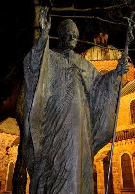 Nasz Papież w nocnej szacie.
Słowa kluczowe: Zdjęcie zrobione bez statywu.