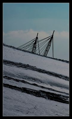 Wynurza się z ukrycia i eksponuje swoje słabości.
