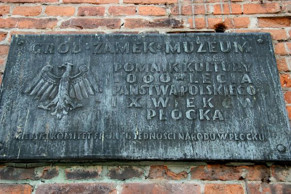 Tablica pamiątkowa na murze Wieży Zegarowej.
