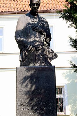 Pomnik Biskupa Leona Wetmańskiego - Sufragana Płockiego.
