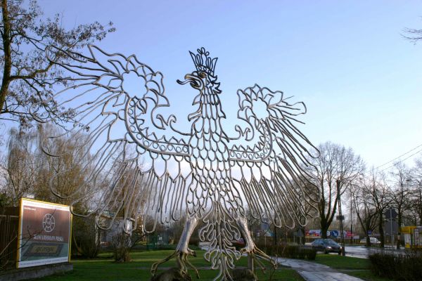 Metalowe godło przed dawną "Siedemdziesiątką".
