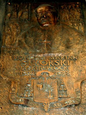 Katedra - wnętrze.
Tablica pamiątkowa poświęcona Biskupowi Płockiemu Bogdanowi Sikorskiemu.
