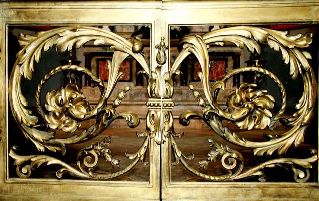 Katedra - wnętrze.
Fragment balustrady oddzielającej ołtarz stojący w nawie bocznej.
