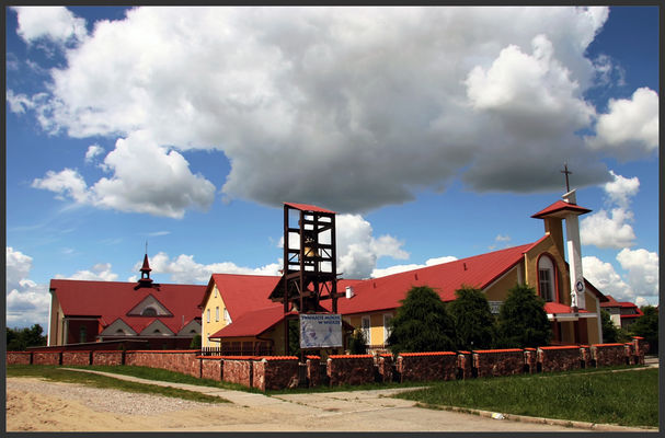 Dawny i fragment nowego kościoła pw. Dobrego Pasterza na Skarpie
