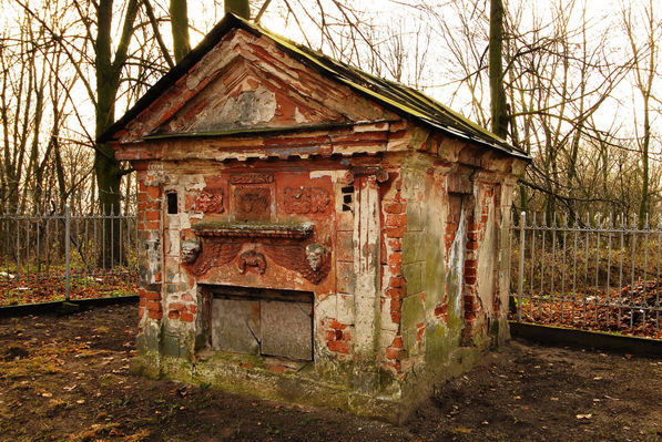 Grobowiec (1827-1835) Wincentego Poznańskiego - majora wojsk polskich
znajduje się przy kościele w Brwilnie.
