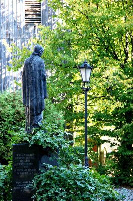 Pomnik przy kościele "na górkach"
