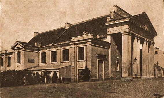 Teatr miejski, przebudowany w 1820r z kościoła św. Trójcy. Budynek rozebrany przez Niemców w latach 40-tych.
Teatr miejski, przebudowany w 1820r z kościoła św. Trójcy. Budynek rozebrany przez Niemców w latach 40-tych.

