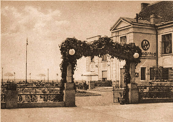 Wejście do kawiarni istniejącej w latach 1931-1939 przy Płockim teatrze.
Wejście do kawiarni istniejącej w latach 1931-1939 przy Płockim teatrze na wzgórzu Tumskim.
