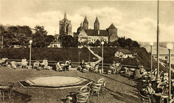 Kawiarnia przy teatrze Płockim.
Kawiarnia przy teatrze Płockim.
1930 rok
