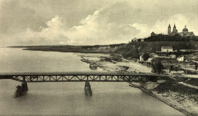 Pierwszy stały most drogowy 1915r.
Pierwszy stały most drogowy 1915r. Zbudowany przez Niemców.
