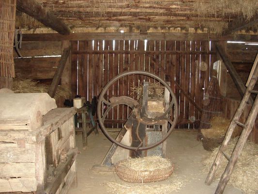 Skansen w Sierpcu
Urządzenia rolnicze. Niestety wychowałem się w mieście i nie wiem do czego to mogło służyć, może do młucenia.
