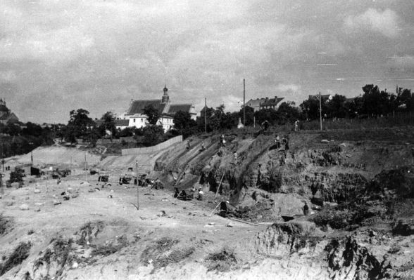 Budowa dróg dojazdowych - 1937/38
Budowa dróg dojazdowych do mostu. (W tle kościół na górkach)
