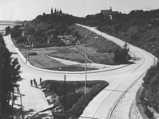 Widok z mostu (Obecnie teren porośnięty drzewami)
Widok z mostu (Obecnie teren porośnięty drzewami)
