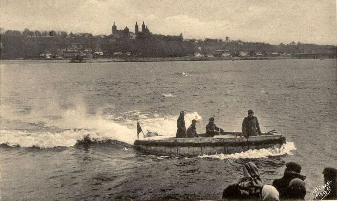 1940r. Motorówka na Wiśle.
1940r. Motorówka na Wiśle.
