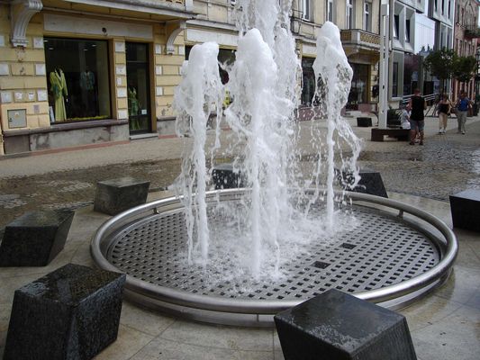 Nowa Fontanna
Szkoda, że tak wszystkich oblewa.
