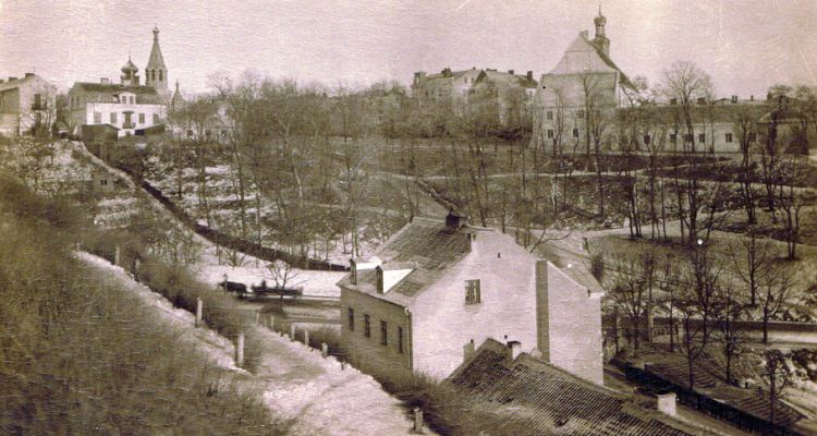 Widok na klasztor dominikanów i cerkiew.
Zabudowania dawnego klasztoru dominikanów. Obiekty klasztorne, zbudowane w 1234 r. w stylu romańskim przez księcia Konrada I, a następnie przebudowane w stylu późnogotyckim i powiększone ok. 1570 r. Skrzydło od strony miasta zajmuje kościół z XV w.
