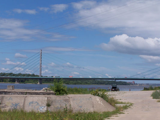 Nowy Most
Dobrze widoczne tłumiki, mające na zelu zwiększenie żywotności.
Zdjęcie zrobione 23.05.2005
