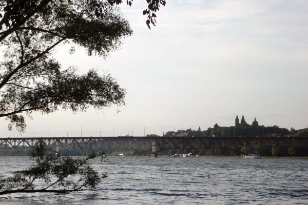 Widok na Wzgórze Tumskie oraz most drogowo-kolejowy
