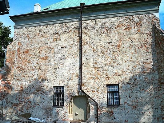 Remont fary
Usunięcie tynku z dawnej elewacji frontowej, odsłoniło portal i ślady dawnych otworów okiennych.
Słowa kluczowe: Płock fara 