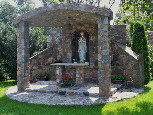 Troszyn Polski
Obok zabytkowego kościoła, współczesna kapliczka - grota Matki Boskiej Fatimskiej.
Słowa kluczowe: Troszyn Polski