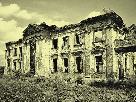 Studzieniec
Południowa fasada ruiny klasycystycznego pałacu.
Słowa kluczowe: Studzieniec pałac