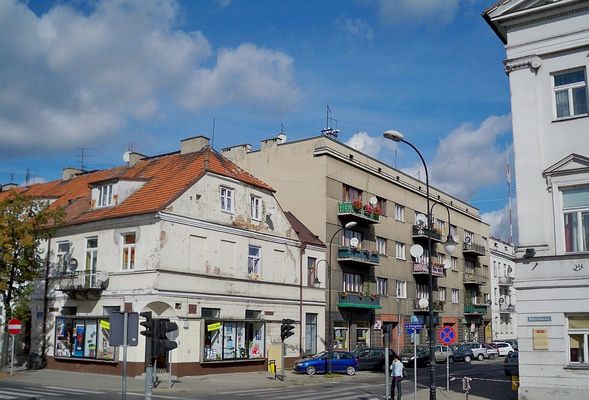 Modernistyczny wtręt w starszą zabudowę
Przedwojenna kamienica przy ul. 1 Maja
